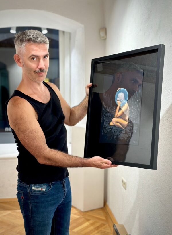 Lars van Roosendaal hält das gerahmte Originalgemälde Alien I in der Galerie – gut erkennbar: schwarze handbemalte Rahmung und montierte Leinwandtafel.