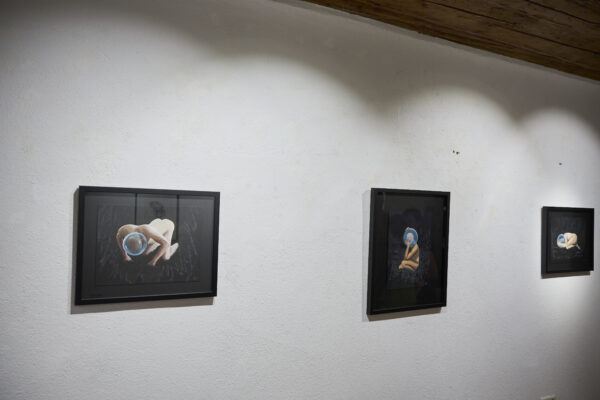 Ausstellungsansicht der drei Acrylgemälde Alien I, Alien II und Alien III von Lars van Roosendaal in der Ausstellung I just want to be a good boy!, 2024. Foto: Stefan Joham