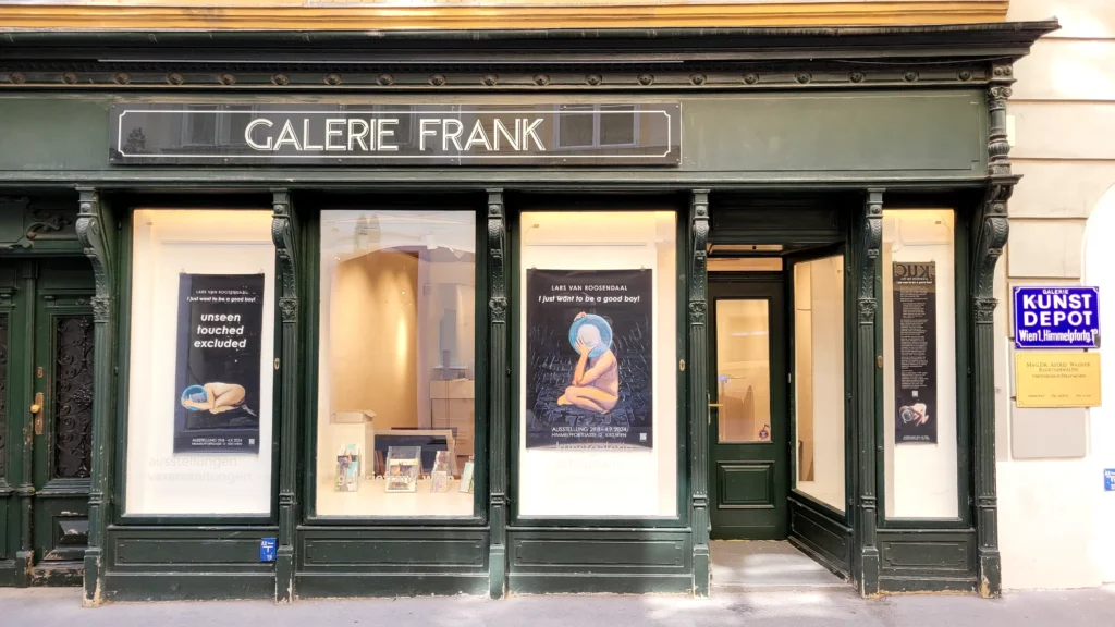 Außenansicht der Galerie Himmelpfortgasse in Wien mit Plakaten der Ausstellung ‚I just want to be a good Boy!‘ von Lars van Roosendaal