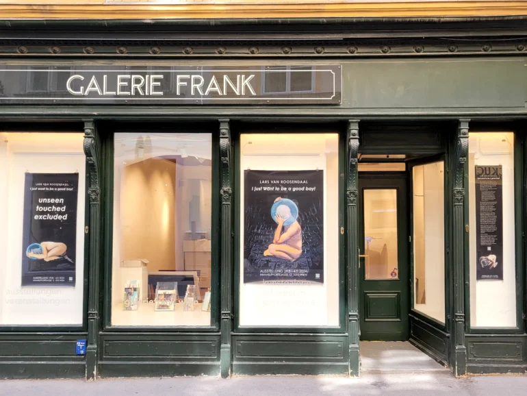 Außenansicht der Galerie Himmelpfortgasse in Wien mit Plakaten der Ausstellung ‚I just want to be a good Boy!‘ von Lars van Roosendaal