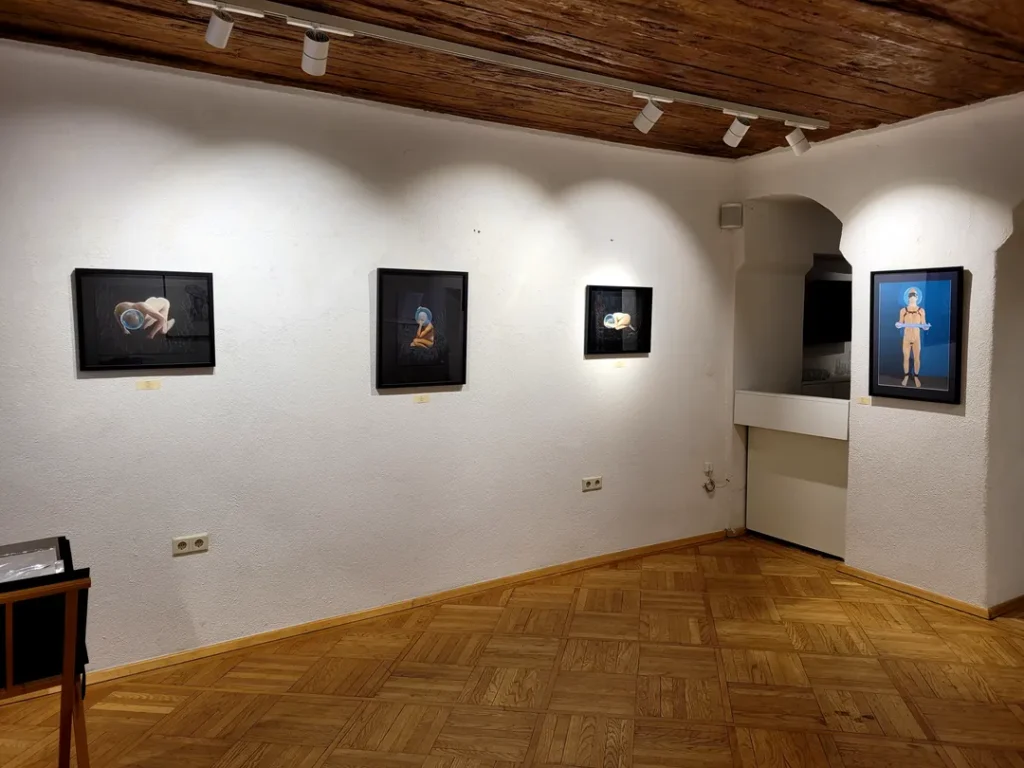 Ansicht der Ausstellung ‚I just want to be a good Boy!‘ von Lars van Roosendaal, gehängte Werke in der Galerie Himmelpfortgasse Wien