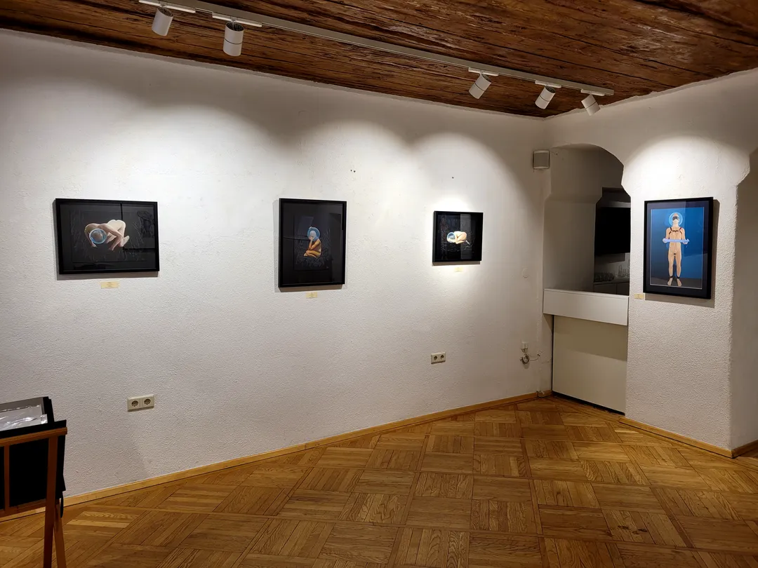 Ansicht der Ausstellung ‚I just want to be a good Boy!‘ von Lars van Roosendaal, gehängte Werke in der Galerie Himmelpfortgasse Wien