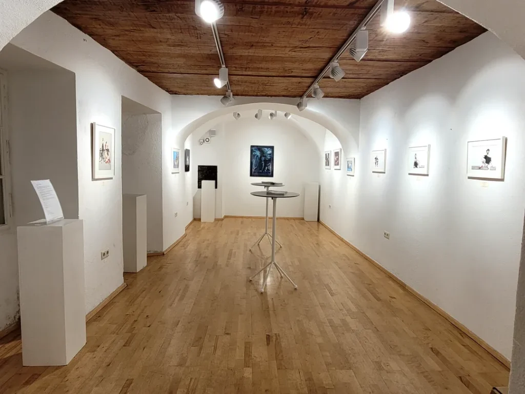 Ansicht der Ausstellung ‚I just want to be a good Boy!‘ von Lars van Roosendaal, gehängte Werke in der Galerie Himmelpfortgasse Wien