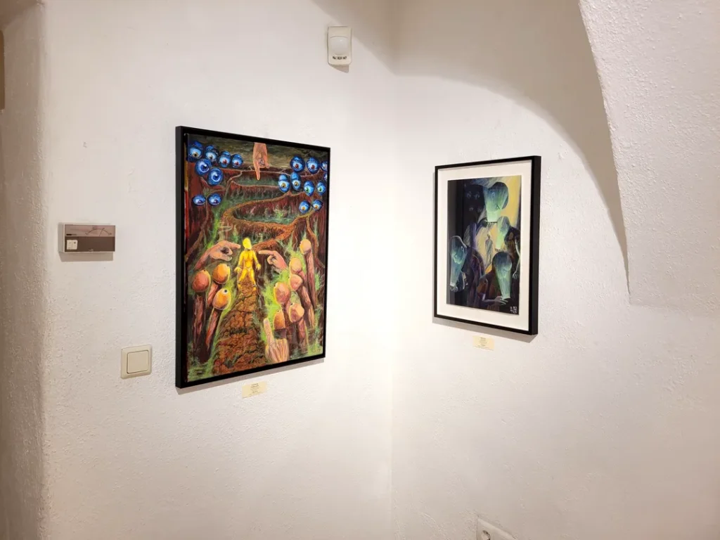 Ansicht der Ausstellung ‚I just want to be a good Boy!‘ von Lars van Roosendaal, gehängte Werke in der Galerie Himmelpfortgasse Wien