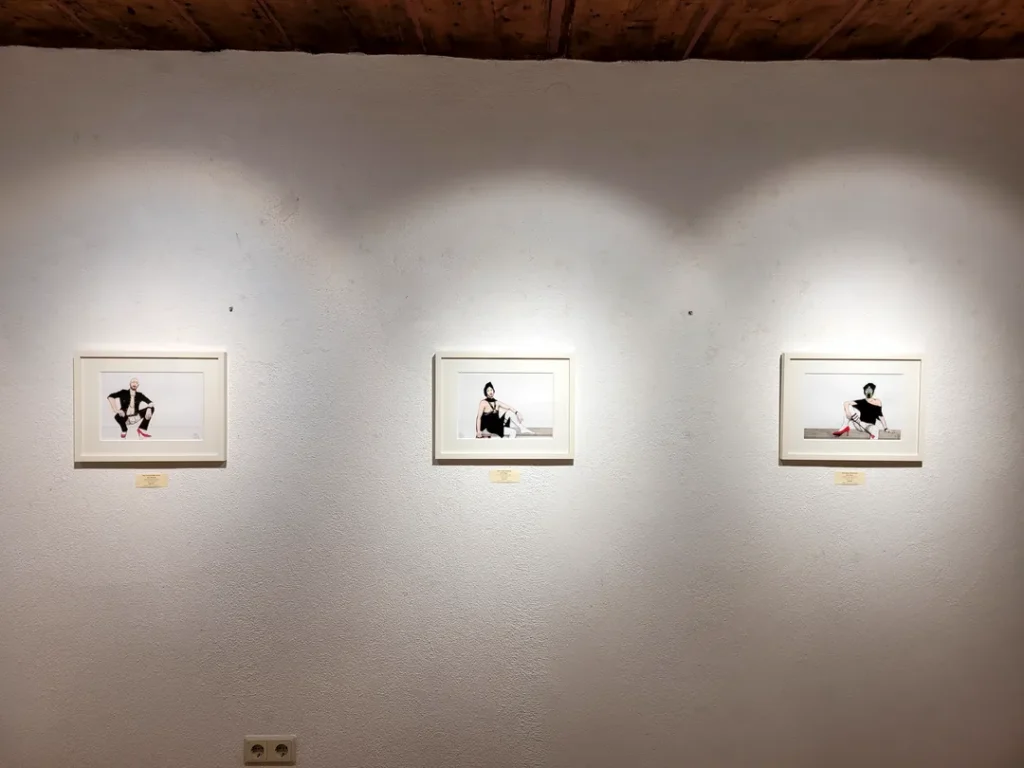 Ansicht der Ausstellung ‚I just want to be a good Boy!‘ von Lars van Roosendaal, gehängte Werke in der Galerie Himmelpfortgasse Wien