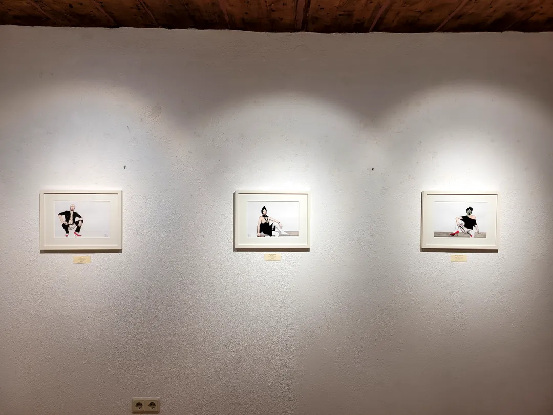 Ansicht der Ausstellung ‚I just want to be a good Boy!‘ von Lars van Roosendaal, gehängte Werke in der Galerie Himmelpfortgasse Wien