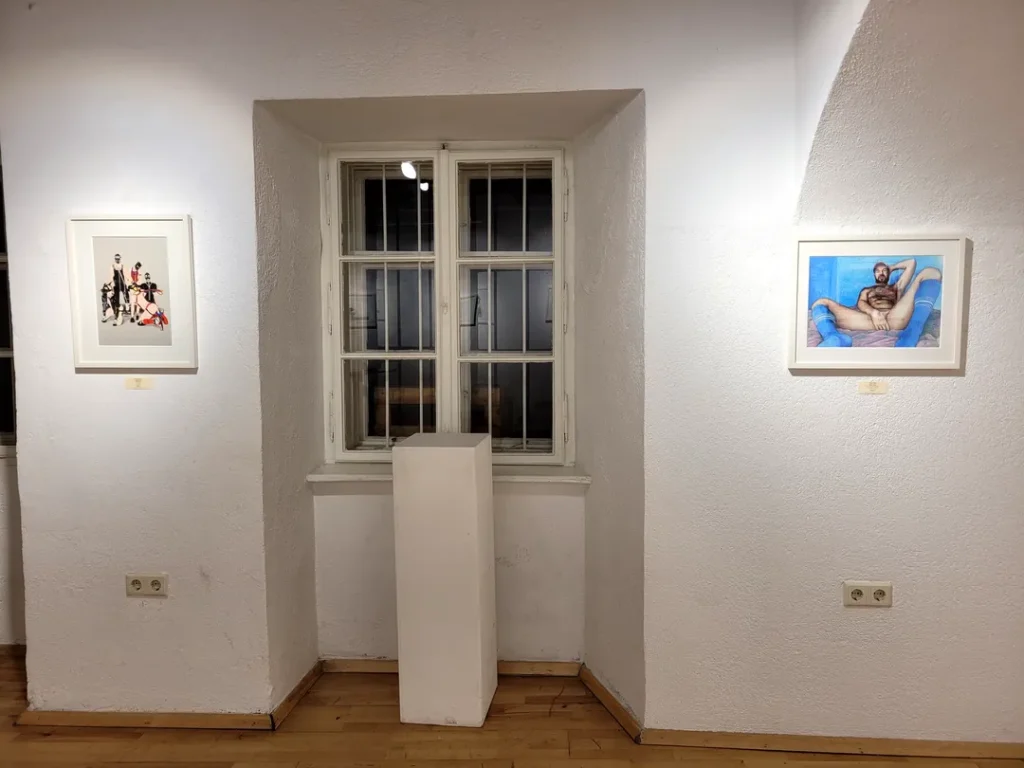 Ansicht der Ausstellung ‚I just want to be a good Boy!‘ von Lars van Roosendaal, gehängte Werke in der Galerie Himmelpfortgasse Wien