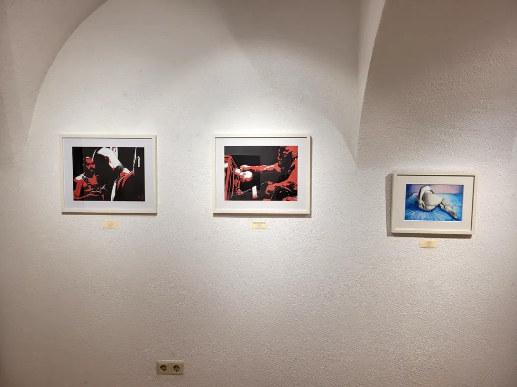 Ansicht der Ausstellung ‚I just want to be a good Boy!‘ von Lars van Roosendaal, gehängte Werke in der Galerie Himmelpfortgasse Wien