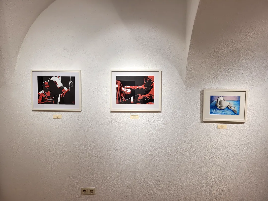 Ansicht der Ausstellung ‚I just want to be a good Boy!‘ von Lars van Roosendaal, gehängte Werke in der Galerie Himmelpfortgasse Wien