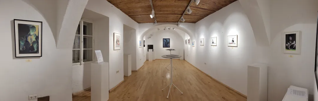 Ansicht der Ausstellung ‚I just want to be a good Boy!‘ von Lars van Roosendaal, gehängte Werke in der Galerie Himmelpfortgasse Wien