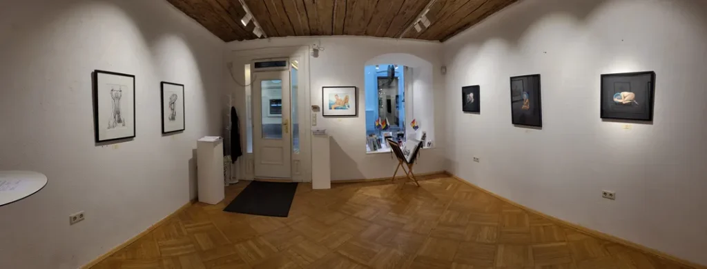 Ansicht der Ausstellung ‚I just want to be a good Boy!‘ von Lars van Roosendaal, gehängte Werke in der Galerie Himmelpfortgasse Wien