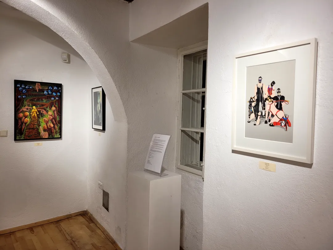 Ansicht der Ausstellung ‚I just want to be a good Boy!‘ von Lars van Roosendaal, gehängte Werke in der Galerie Himmelpfortgasse Wien