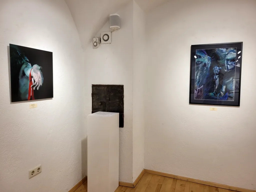 Ansicht der Ausstellung ‚I just want to be a good Boy!‘ von Lars van Roosendaal, gehängte Werke in der Galerie Himmelpfortgasse Wien