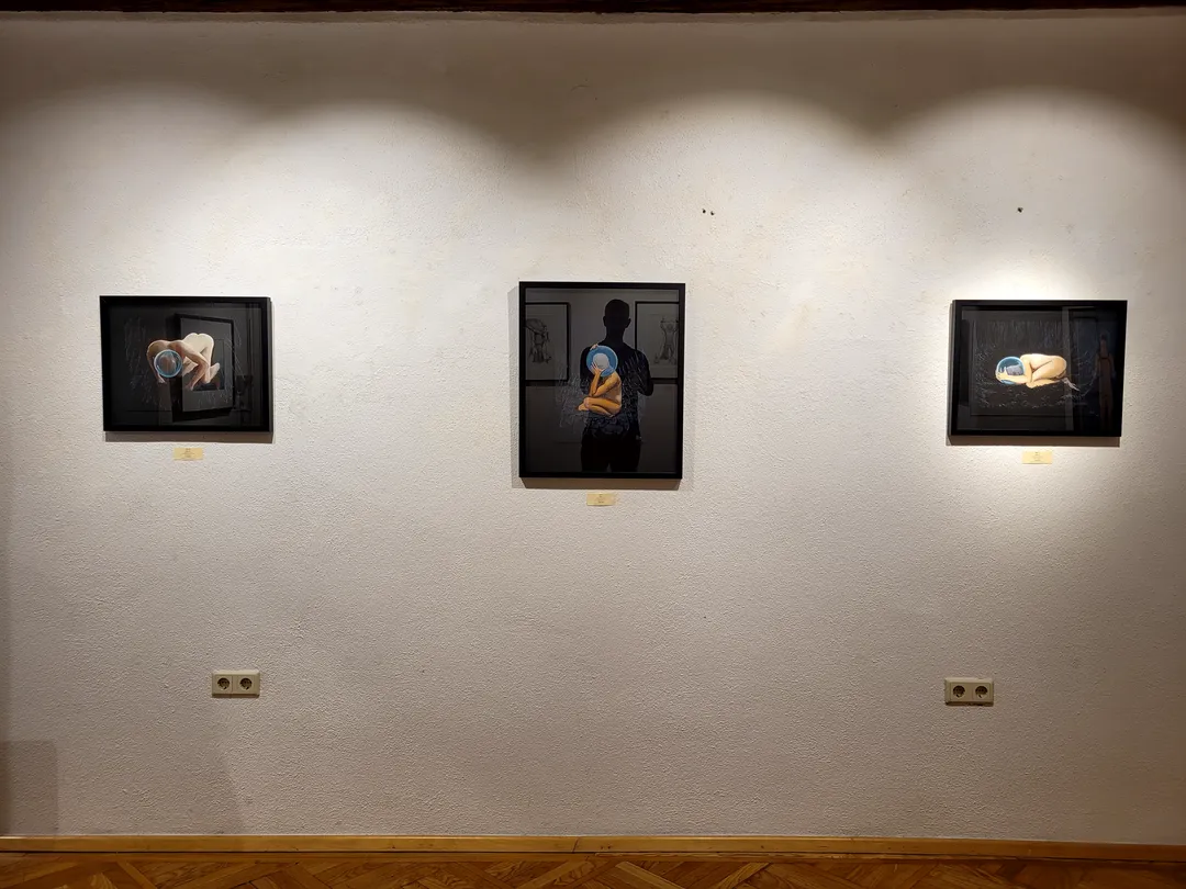 Ansicht der Ausstellung ‚I just want to be a good Boy!‘ von Lars van Roosendaal, gehängte Werke in der Galerie Himmelpfortgasse Wien