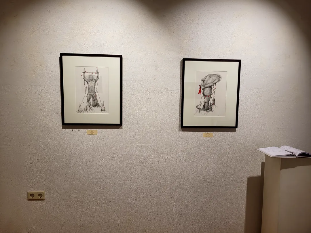 Ansicht der Ausstellung ‚I just want to be a good Boy!‘ von Lars van Roosendaal, gehängte Werke in der Galerie Himmelpfortgasse Wien