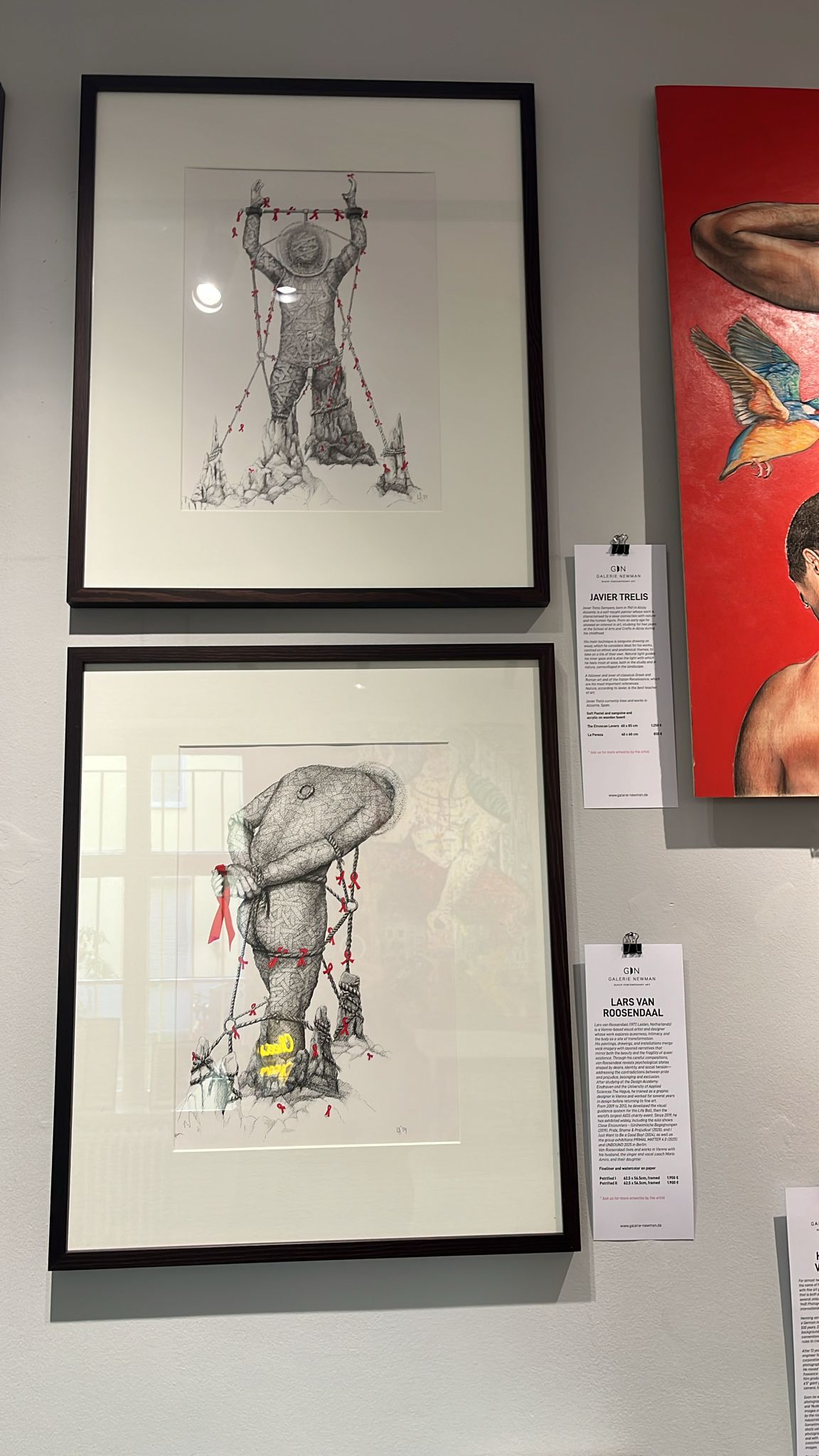 Zwei gerahmte Zeichnungen aus der Serie „Petrified“ von Lars van Roosendaal, ausgestellt in der Galerie Newman