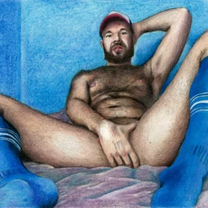 Lars van Roosendaal hat Body Pride 2020 mit Buntstiften gezeichnet. Das Bild zeigt einen bärtigen, behaarten Mann mit Truckerkappe und blauen Sportsocken, der nackt auf Laken sitzt.
