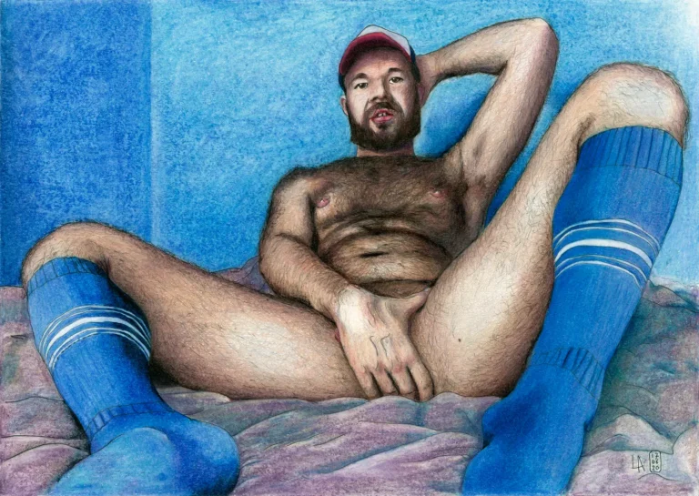 Lars van Roosendaal hat Body Pride 2020 mit Buntstiften gezeichnet. Das Bild zeigt einen bärtigen, behaarten Mann mit Truckerkappe und blauen Sportsocken, der nackt auf Laken sitzt.