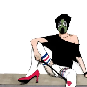 Lars van Roosendaal hat Dom Drag I 2020 mit Fine Liner und Copic Marker gezeichnet. Das Bild zeigt eine Figur mit Gasmaske, Ringelstrümpfen und rotem High Heel, die eine Reitgerte hält.
