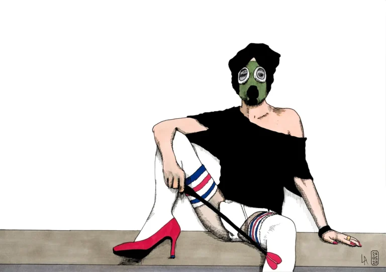 Lars van Roosendaal hat Dom Drag I 2020 mit Fine Liner und Copic Marker gezeichnet. Das Bild zeigt eine Figur mit Gasmaske, Ringelstrümpfen und rotem High Heel, die eine Reitgerte hält.