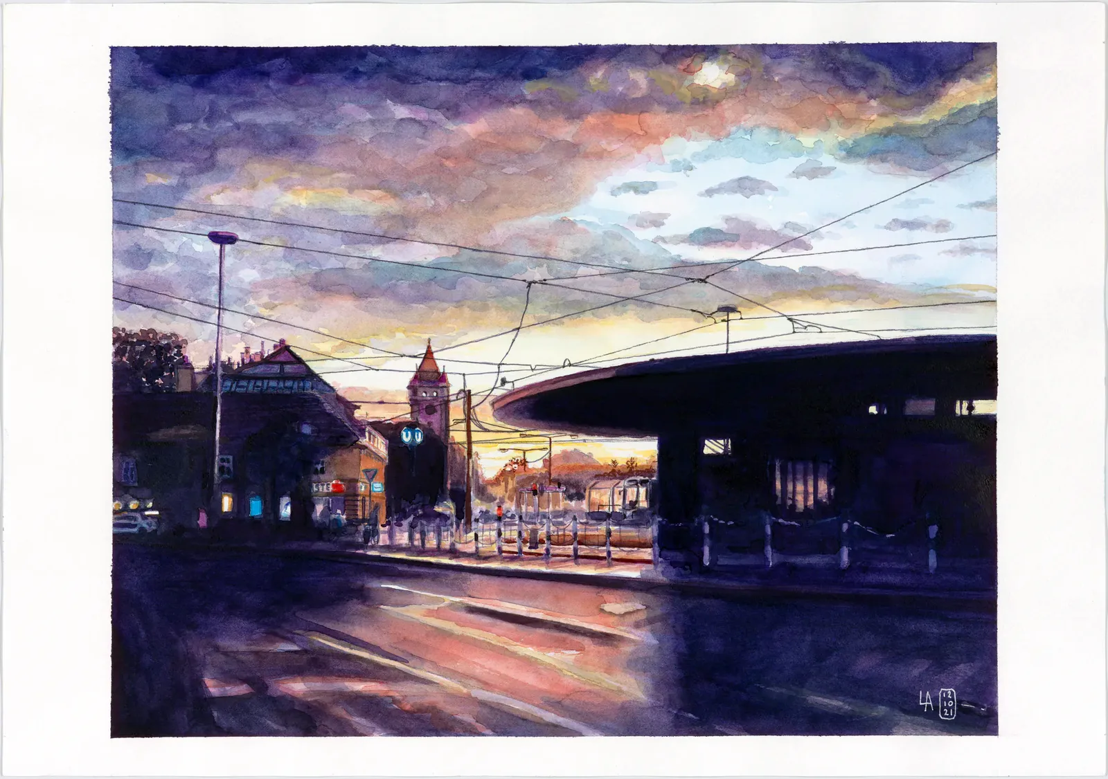 Lars van Roosendaal hat Hietzing 2021 mit Aquarell gemalt. Das Bild zeigt die Straßenbahnstation in Hietzing in der Abenddämmerung unter Oberleitungen und violett-orangem Himmel.